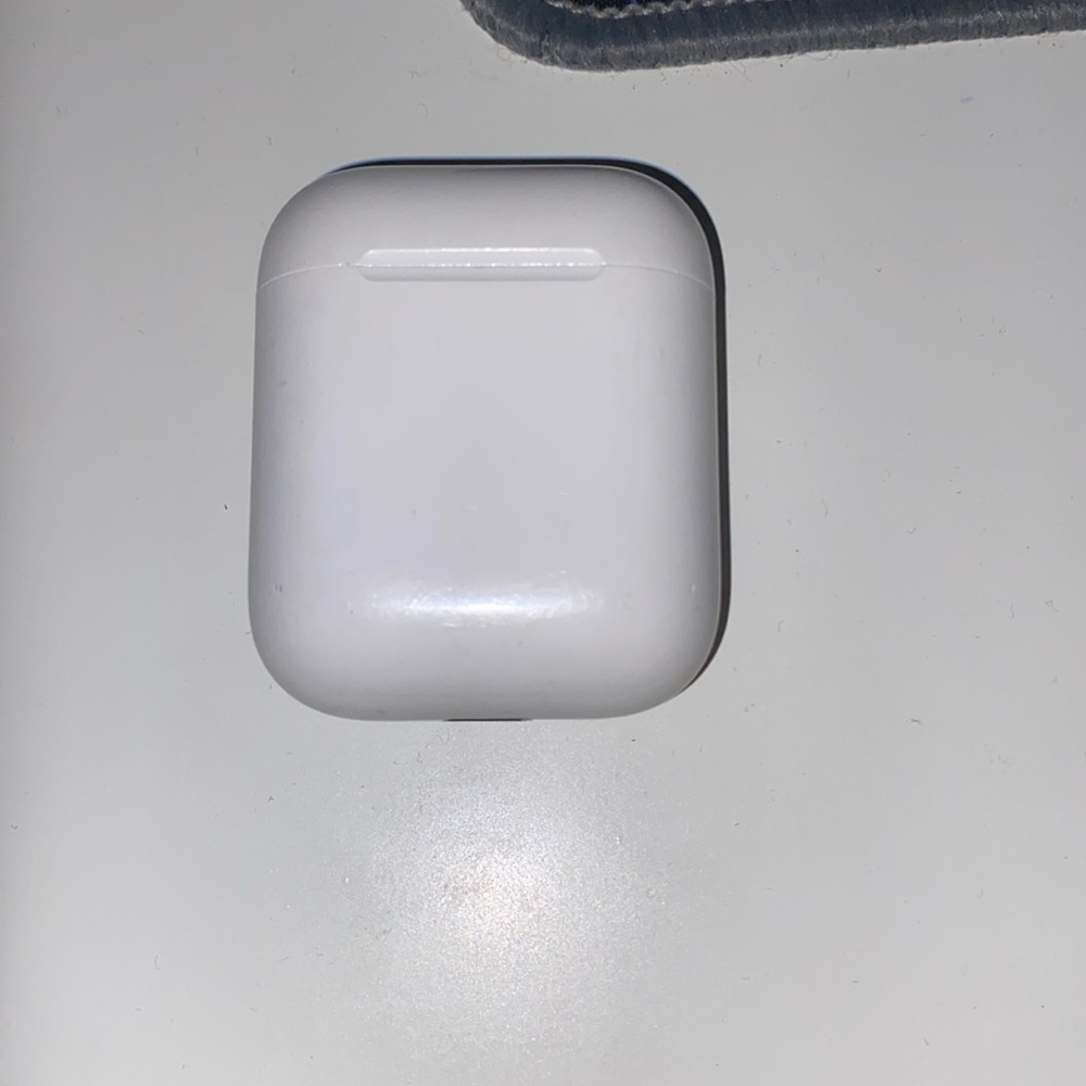 Apple AirPods (2nd Gen) w / case *bluetooth*